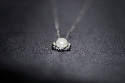 Luminous Blossom – Elegant Pärlhalsband i 925 Silver