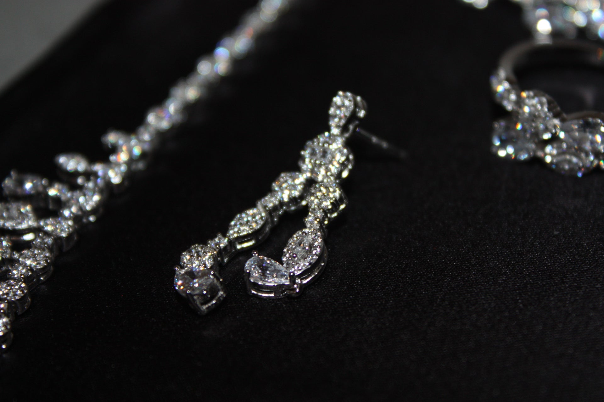 Lyxigt Smyckeset i Silver – Halsband, Armband, Örhängen & Ring med Klara Glittrande Stenar