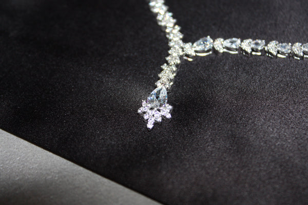 Lyxigt Smyckeset i Silver – Halsband, Armband, Örhängen & Ring med Klara Glittrande Stenar