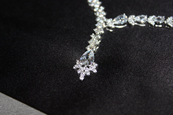 Lyxigt Smyckeset i Silver – Halsband, Armband, Örhängen & Ring med Klara Glittrande Stenar