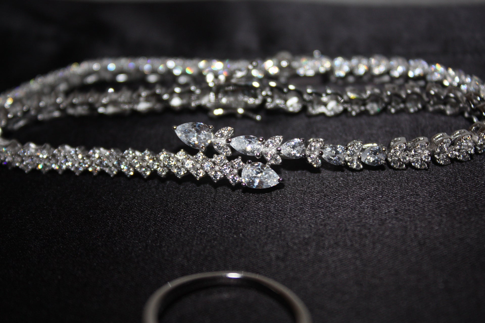 Lyxigt Smyckeset i Silver – Halsband, Armband, Örhängen & Ring med Klara Glittrande Stenar