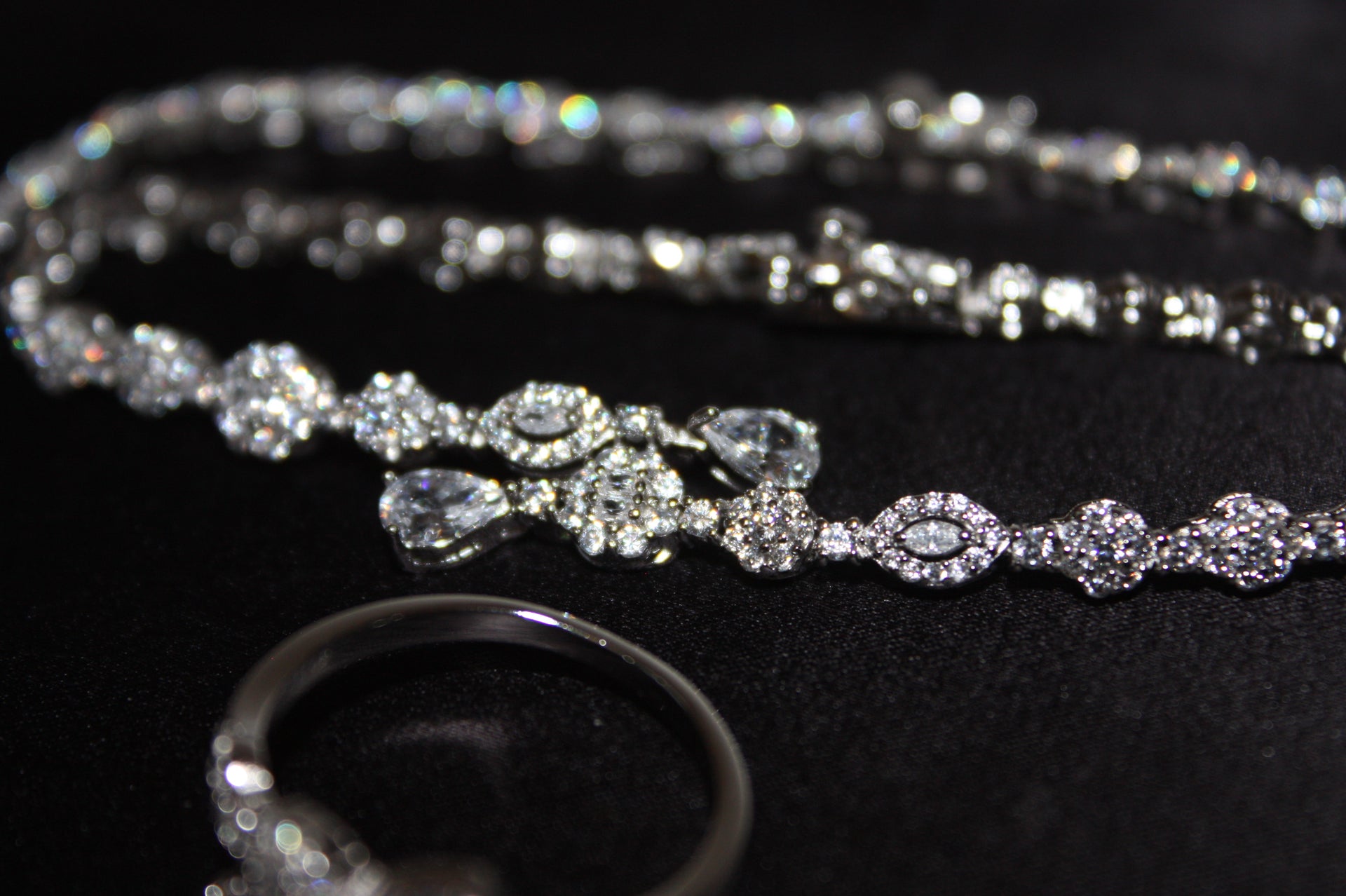 Lyxigt Smyckeset i Silver – Halsband, Armband, Örhängen & Ring med Klara Glittrande Stenar