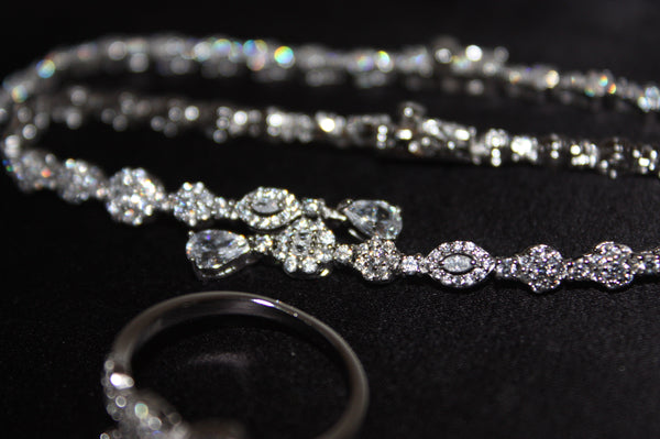 Lyxigt Smyckeset i Silver – Halsband, Armband, Örhängen & Ring med Klara Glittrande Stenar