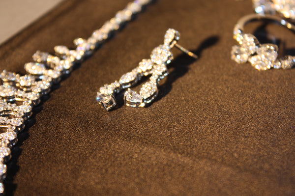Lyxigt Smyckeset i Silver – Halsband, Armband, Örhängen & Ring med Klara Glittrande Stenar