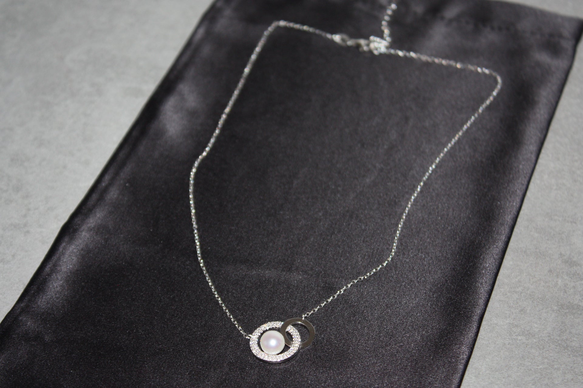 Luna – Halsband i Äkta Silver med Pärla & Glittrande Stenar – 3.89 g