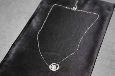 Luna – Halsband i Äkta Silver med Pärla & Glittrande Stenar – 3.89 g