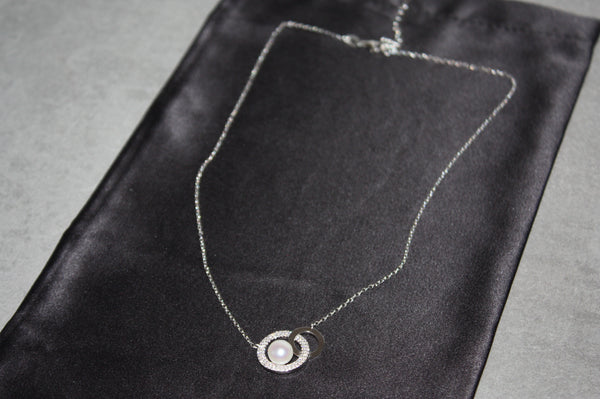 Luna – Halsband i Äkta Silver med Pärla & Glittrande Stenar – 3.89 g