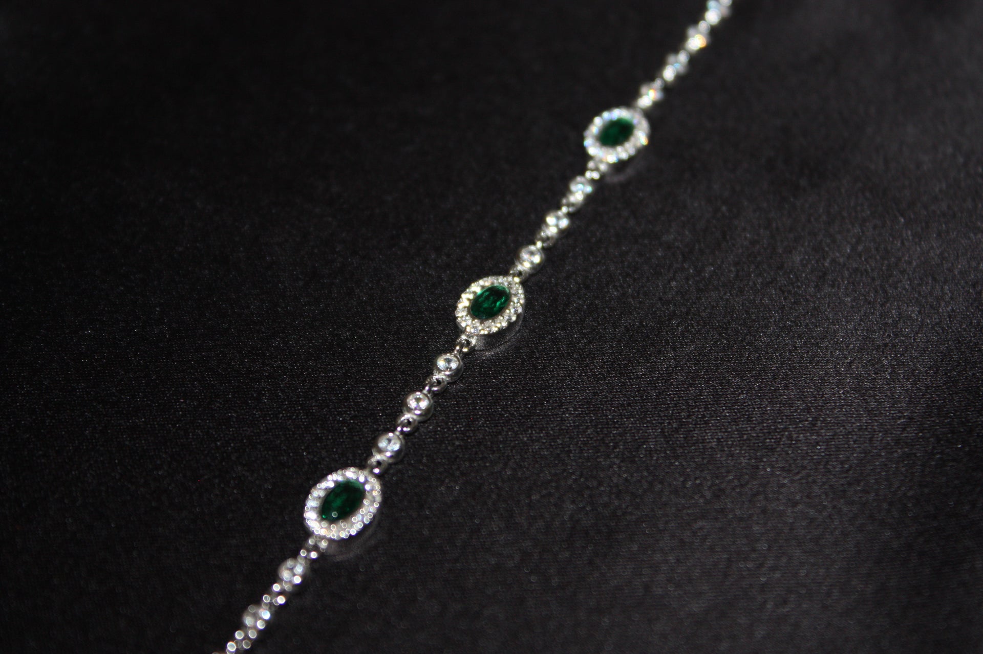 Emerald Grace – Lyxigt Armband i Äkta Silver med Gröna Naturliga Stenar