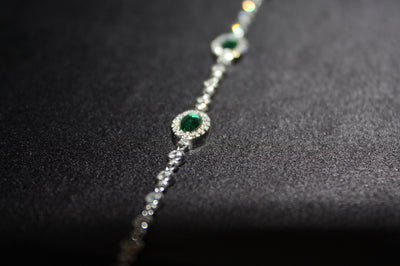 Emerald Grace – Lyxigt Armband i Äkta Silver med Gröna Naturliga Stenar