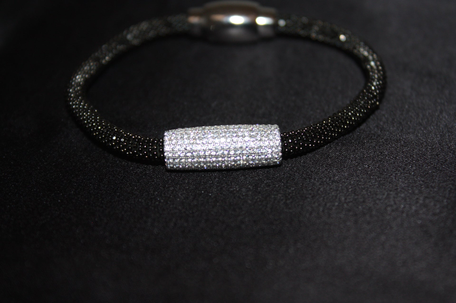 Midnight Spark - Elegant Silverarmband med Svart Mesh & Kristallcylinder – 925 Sterling Silver