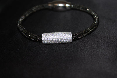 Midnight Spark - Elegant Silverarmband med Svart Mesh & Kristallcylinder – 925 Sterling Silver