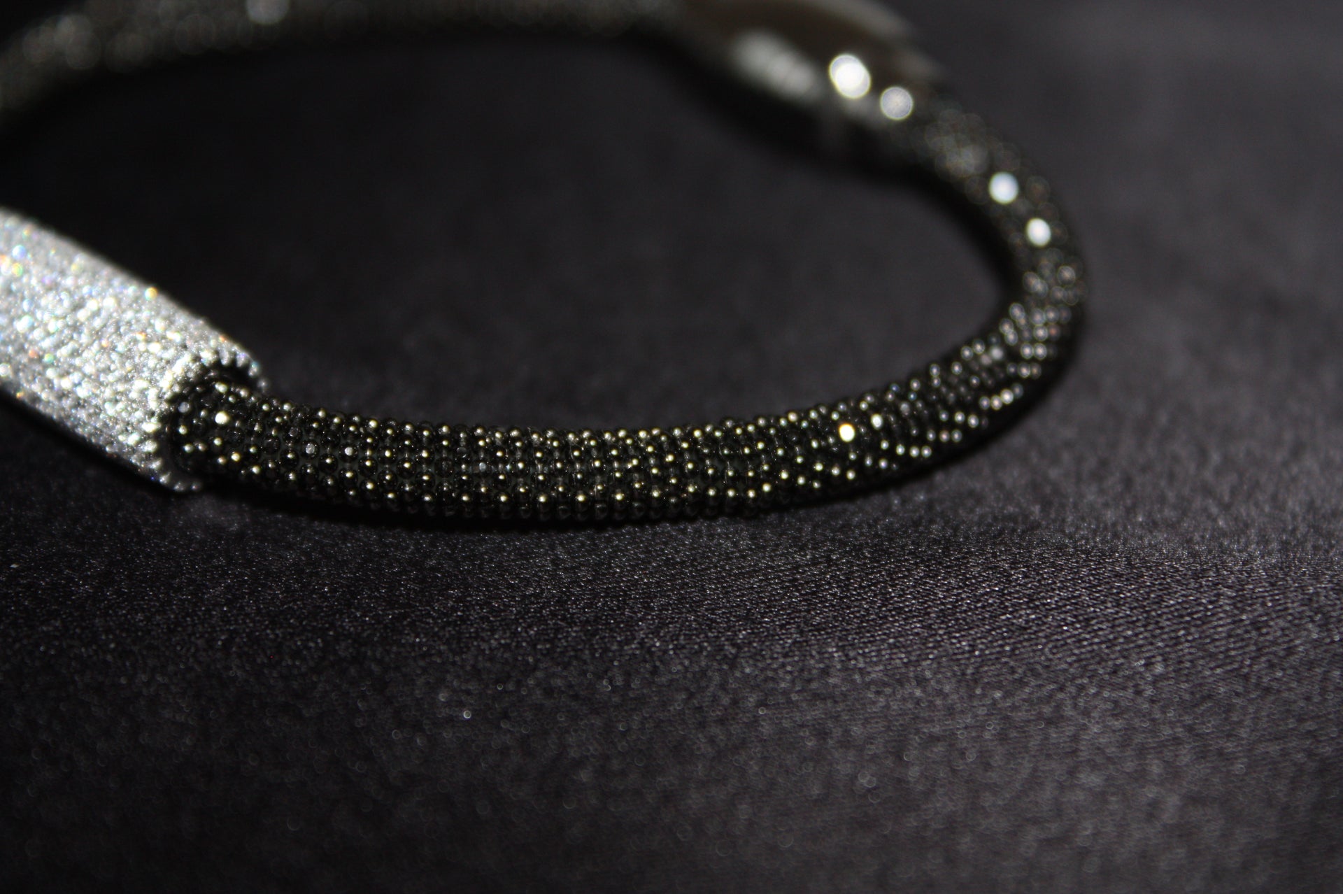 Midnight Spark - Elegant Silverarmband med Svart Mesh & Kristallcylinder – 925 Sterling Silver