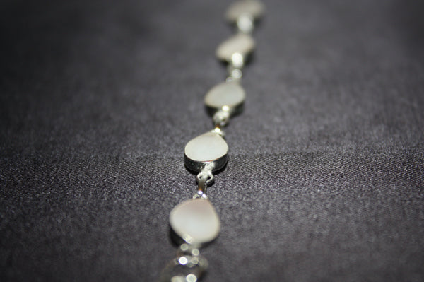 Moonlight Teardrops – Armband i Äkta Silver med Pärlemor
