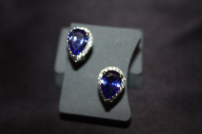 Midnight Teardrops – Droppformade örhängen i silver med safirblå stenar – 3,72g