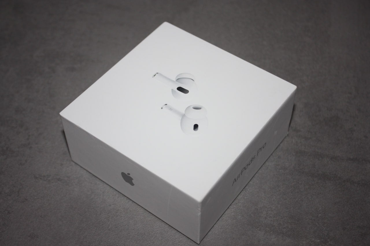 Apple AirPods 4 trådlösa hörlurar med laddningsetui (USB-C)