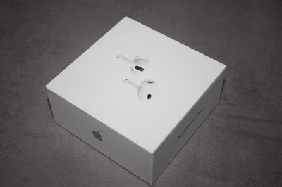 Apple AirPods 4 trådlösa hörlurar med laddningsetui (USB-C)