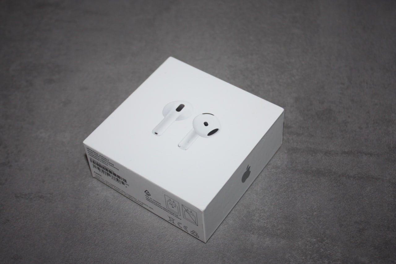 Apple AirPods 4 trådlösa hörlurar med laddningsetui (USB-C)