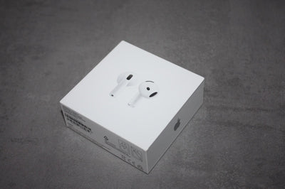 Apple AirPods 4 trådlösa hörlurar med laddningsetui (USB-C)