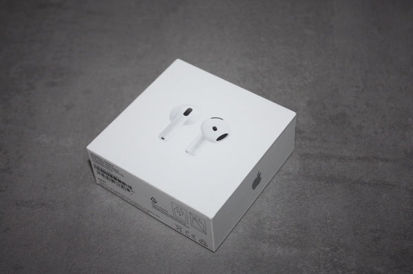 Apple AirPods 4 trådlösa hörlurar med laddningsetui (USB-C)